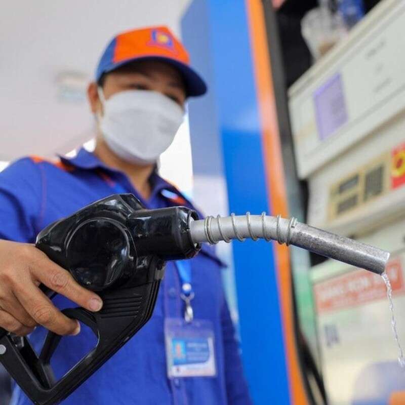 Đầu tiên tiền đâu?