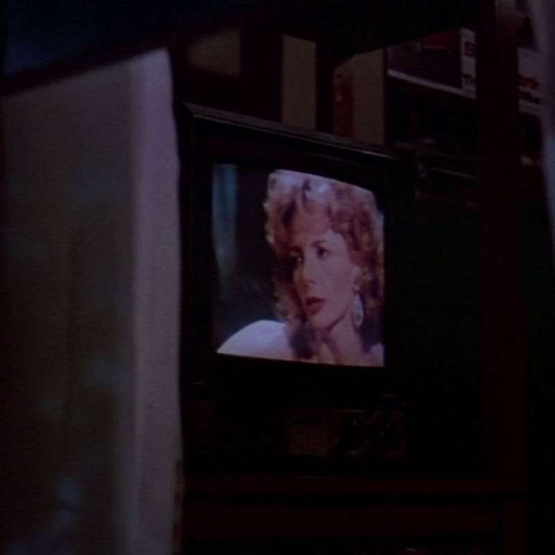 Minute 2: Kissy Sounds